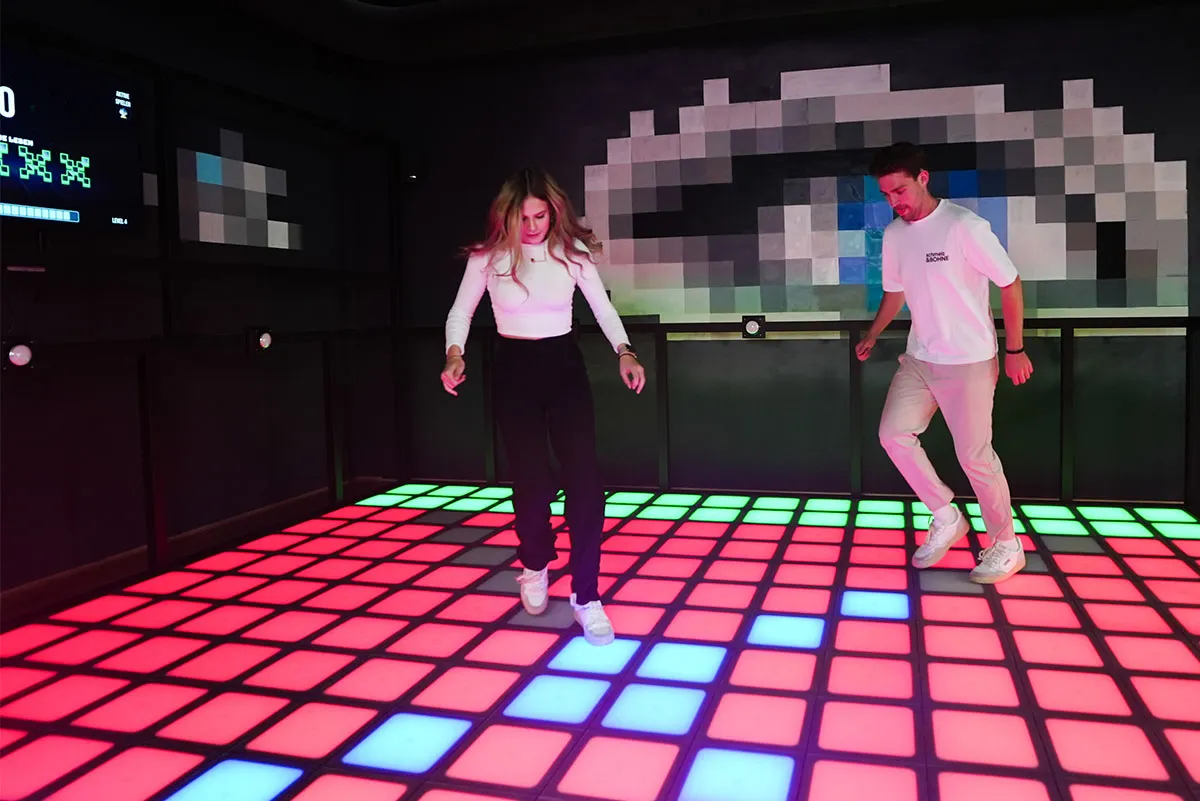 ein mann und eine frau am PixelZone LED Fussboden