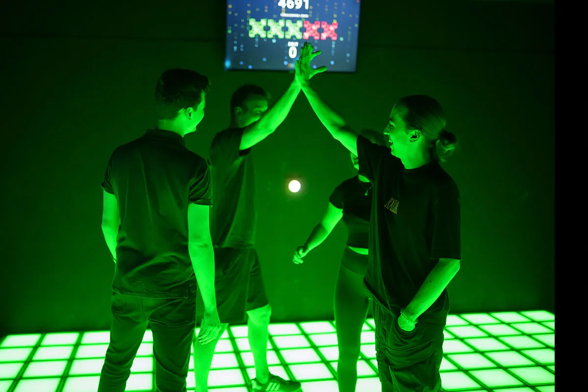 eine gruppe von freunden gibt high five beim pixelgames spielen