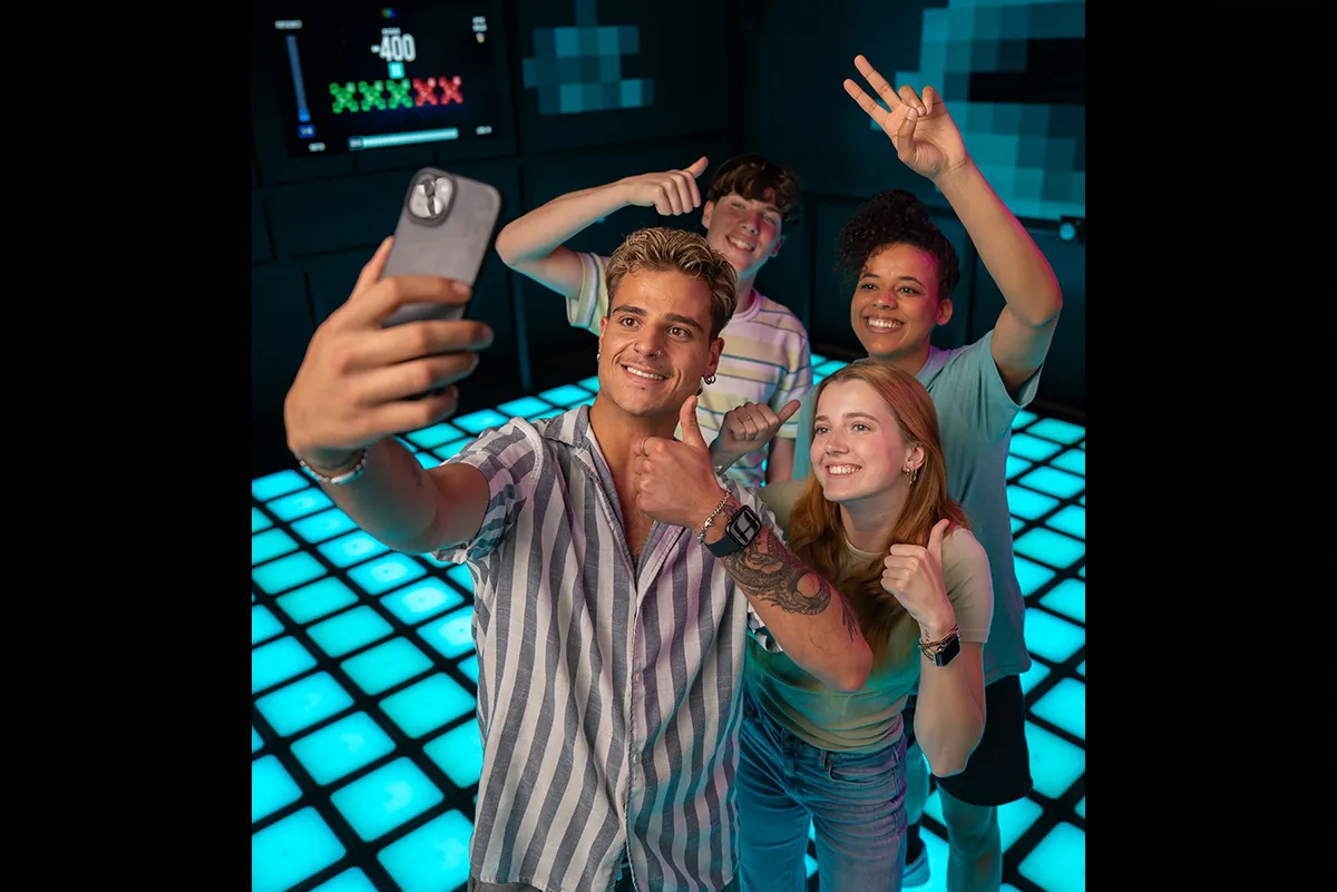 ein junges maedchen springt ueber die pixelzone felder des fussbodens