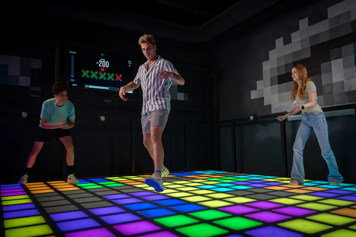 eine gruppe junger menschen warten beim pixelgames spiel auf die aufgabe